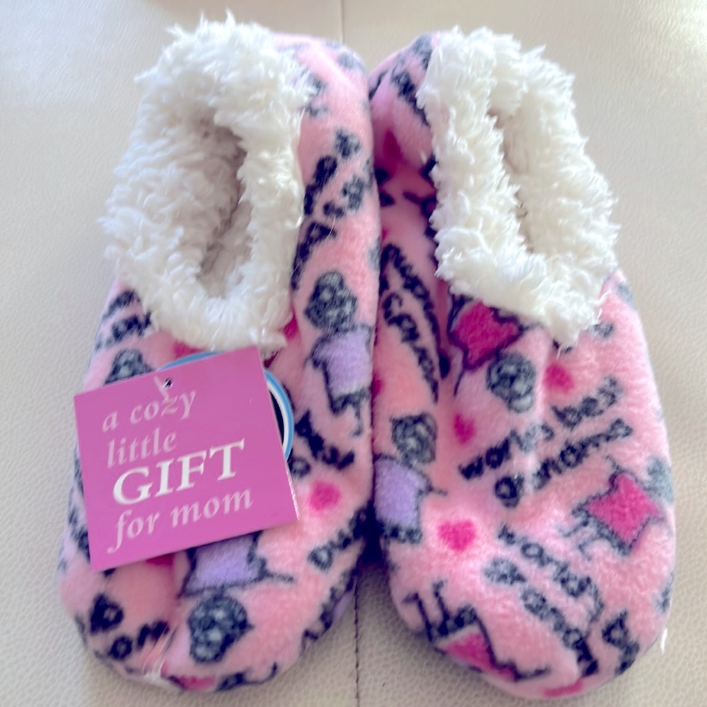 Snoozies Foot Coverings/Slippers Cozy Non-skid Soles Perfect Grandma Gift